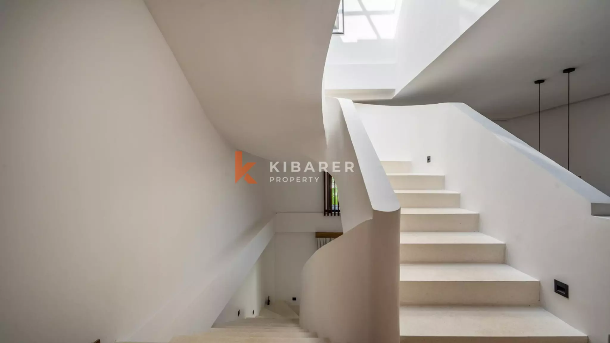 Villa élégante et sécurisée de trois chambres avec toit-terrasse à Berawa