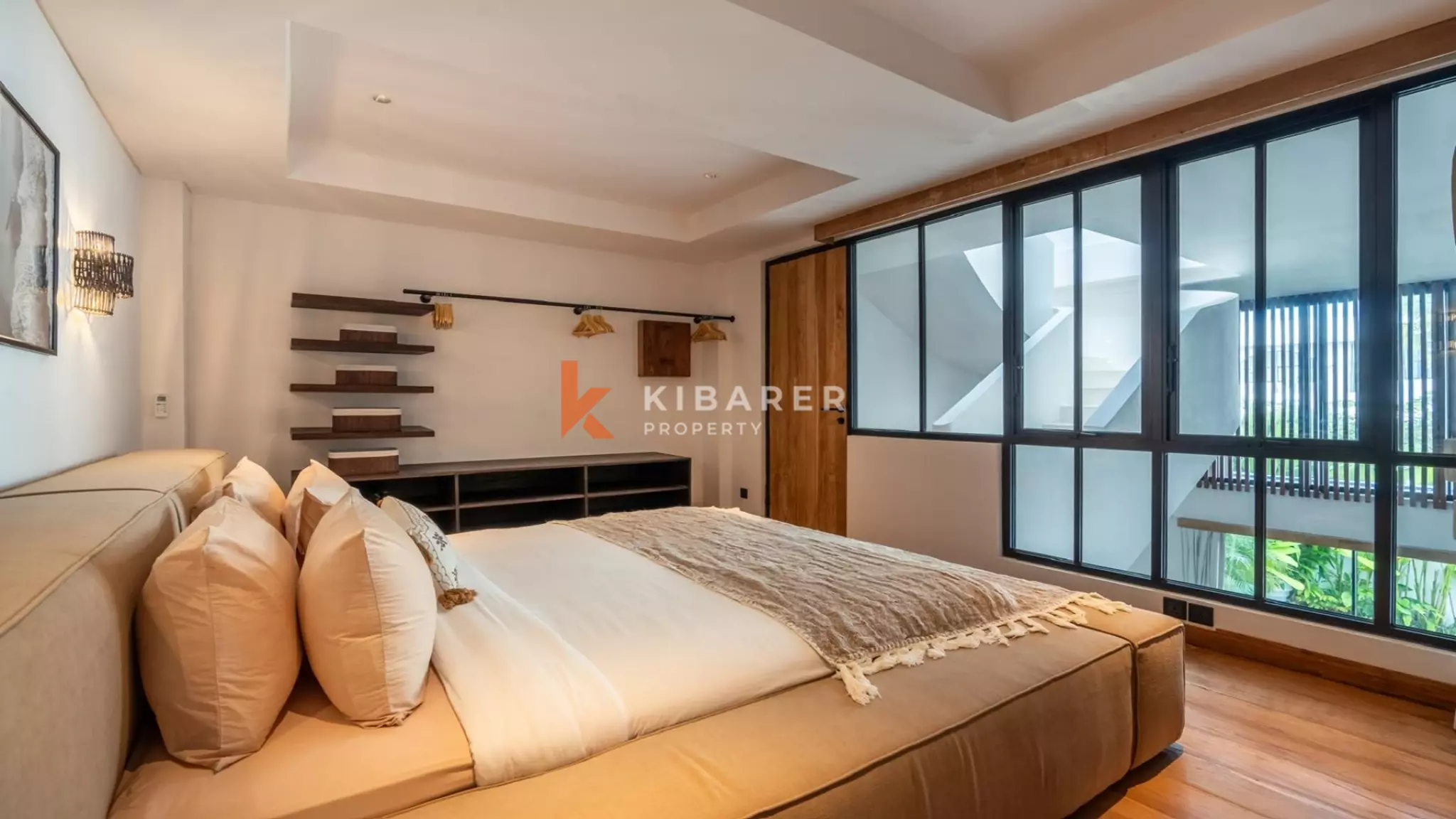 Villa élégante et sécurisée de trois chambres avec toit-terrasse à Berawa