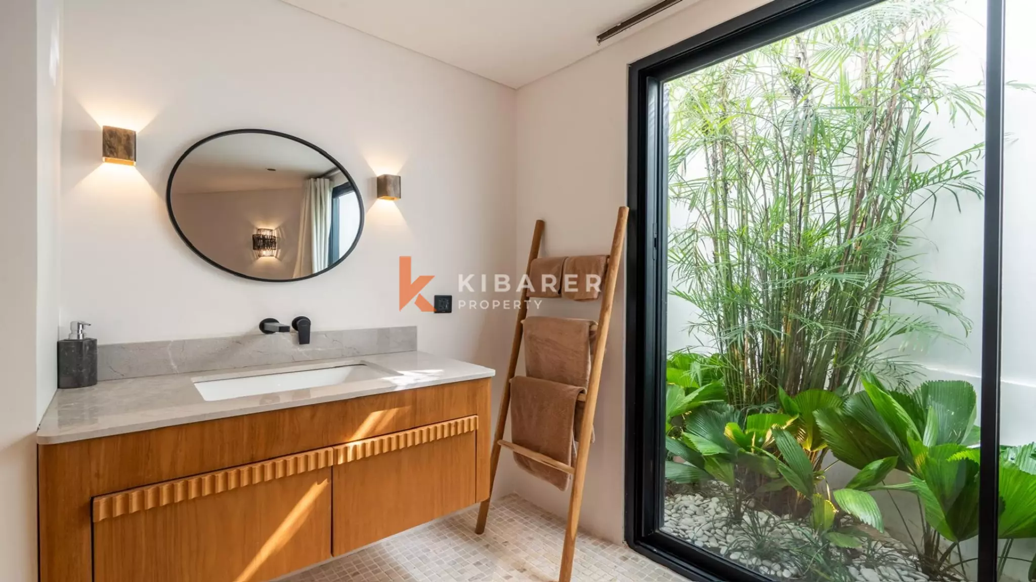 Villa élégante et sécurisée de trois chambres avec toit-terrasse à Berawa