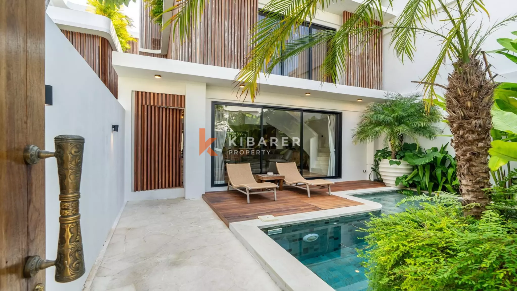 Villa élégante et sécurisée de trois chambres avec toit-terrasse à Berawa