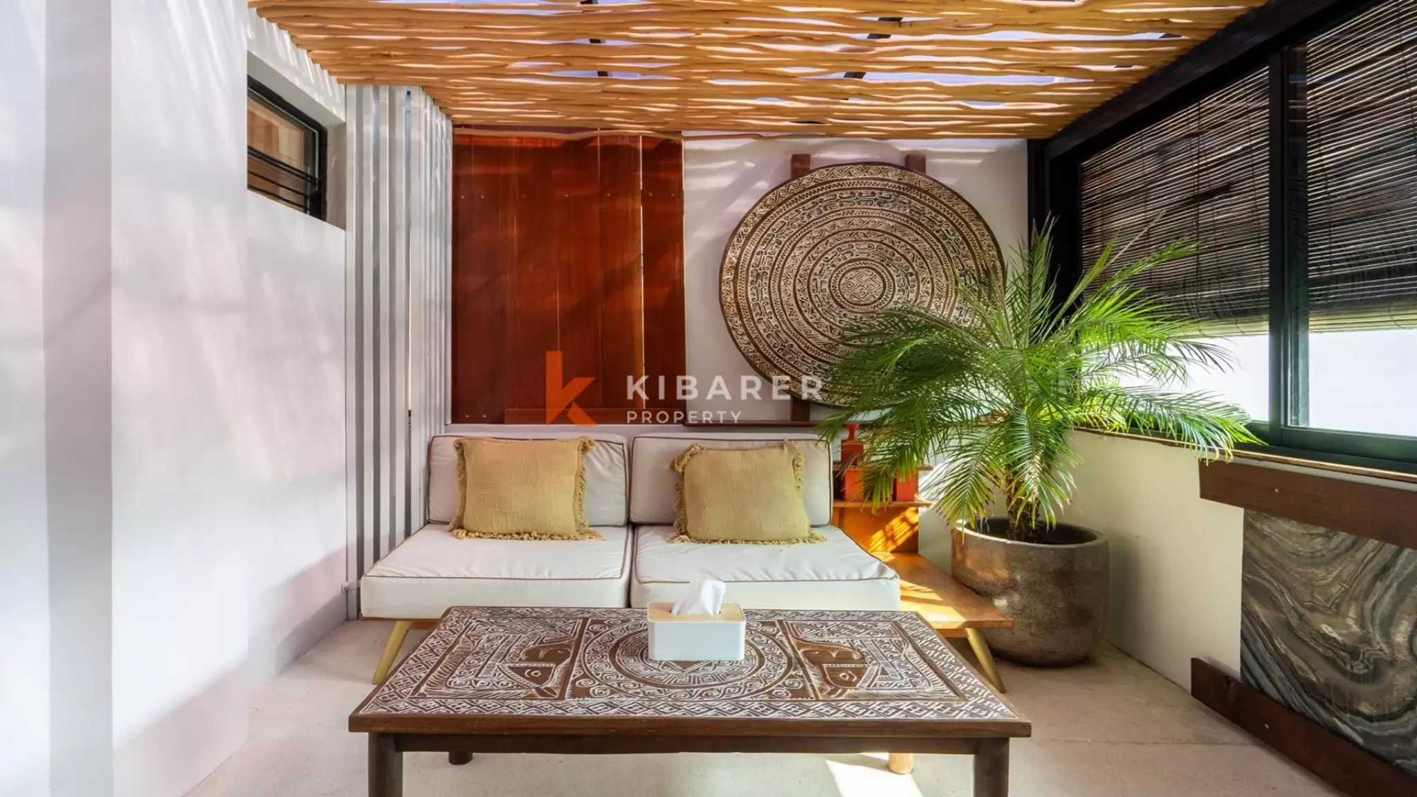 Villa élégante et sécurisée de trois chambres avec toit-terrasse à Berawa