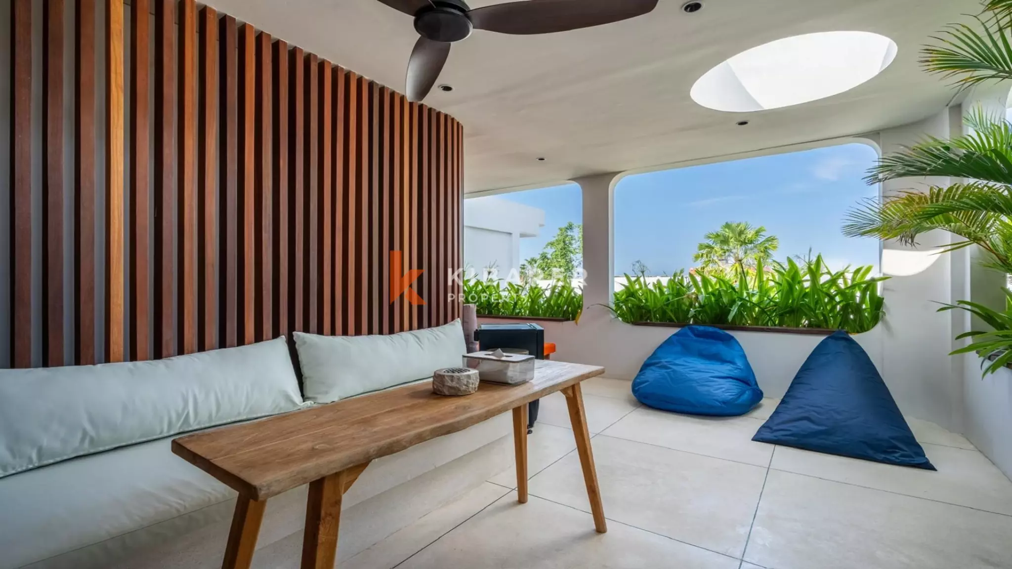 Villa élégante et sécurisée de trois chambres avec toit-terrasse à Berawa