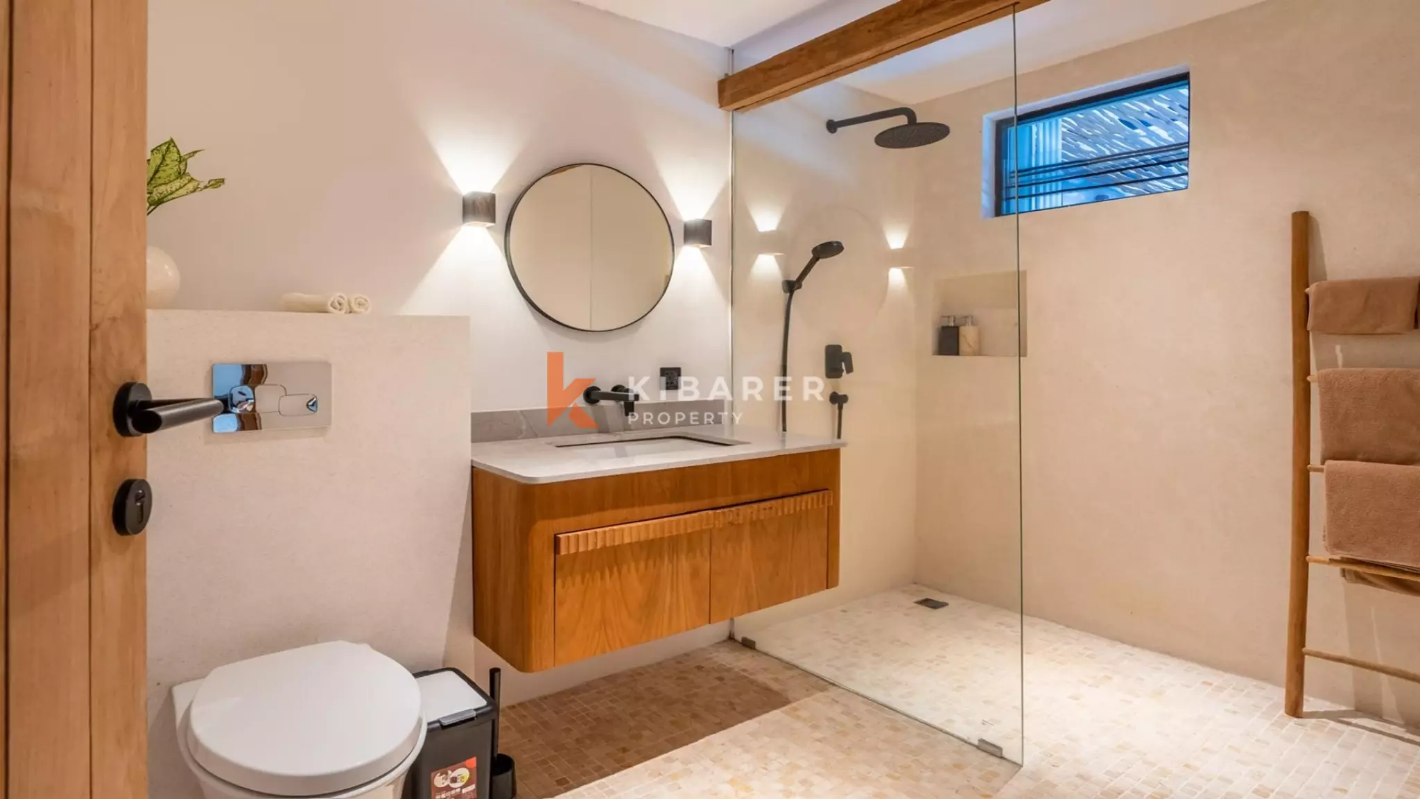 Villa élégante et sécurisée de trois chambres avec toit-terrasse à Berawa