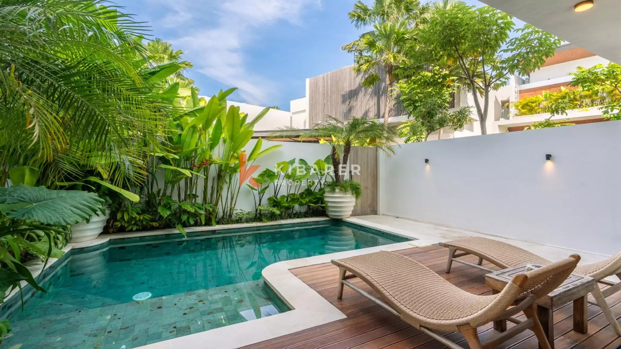 Villa élégante et sécurisée de trois chambres avec toit-terrasse à Berawa