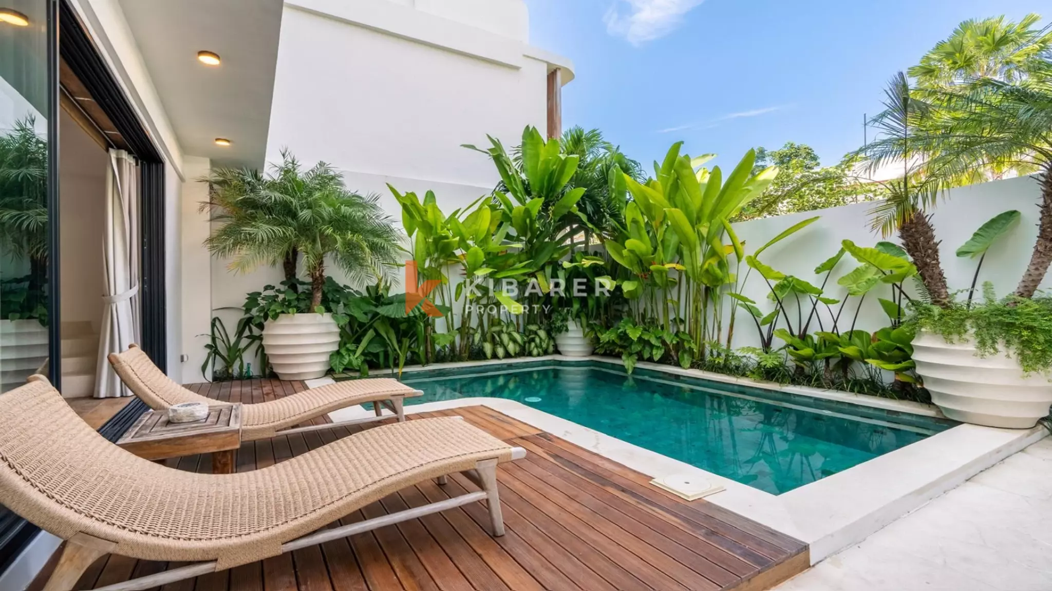 Villa élégante et sécurisée de trois chambres avec toit-terrasse à Berawa