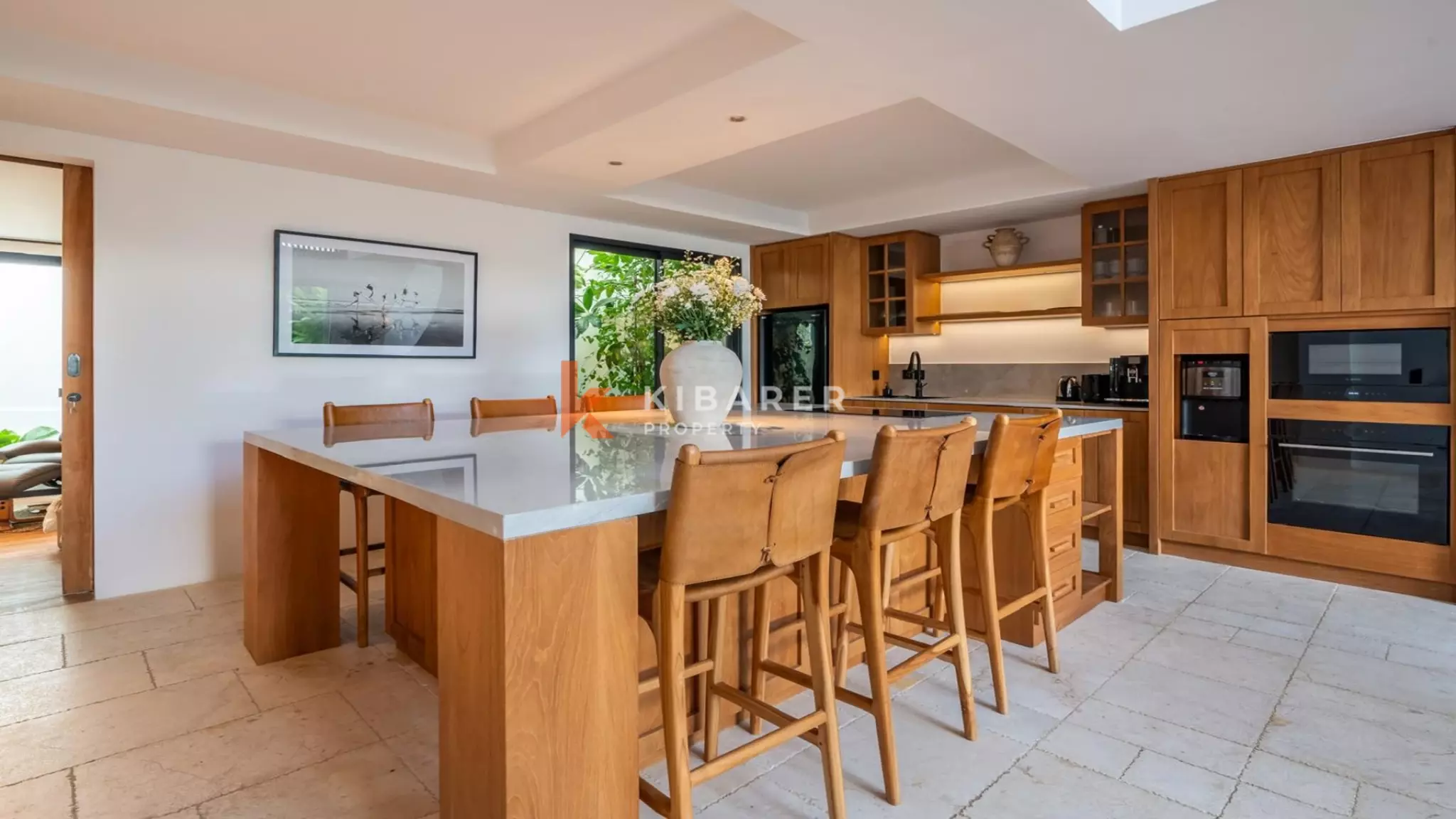 Villa élégante et sécurisée de trois chambres avec toit-terrasse à Berawa