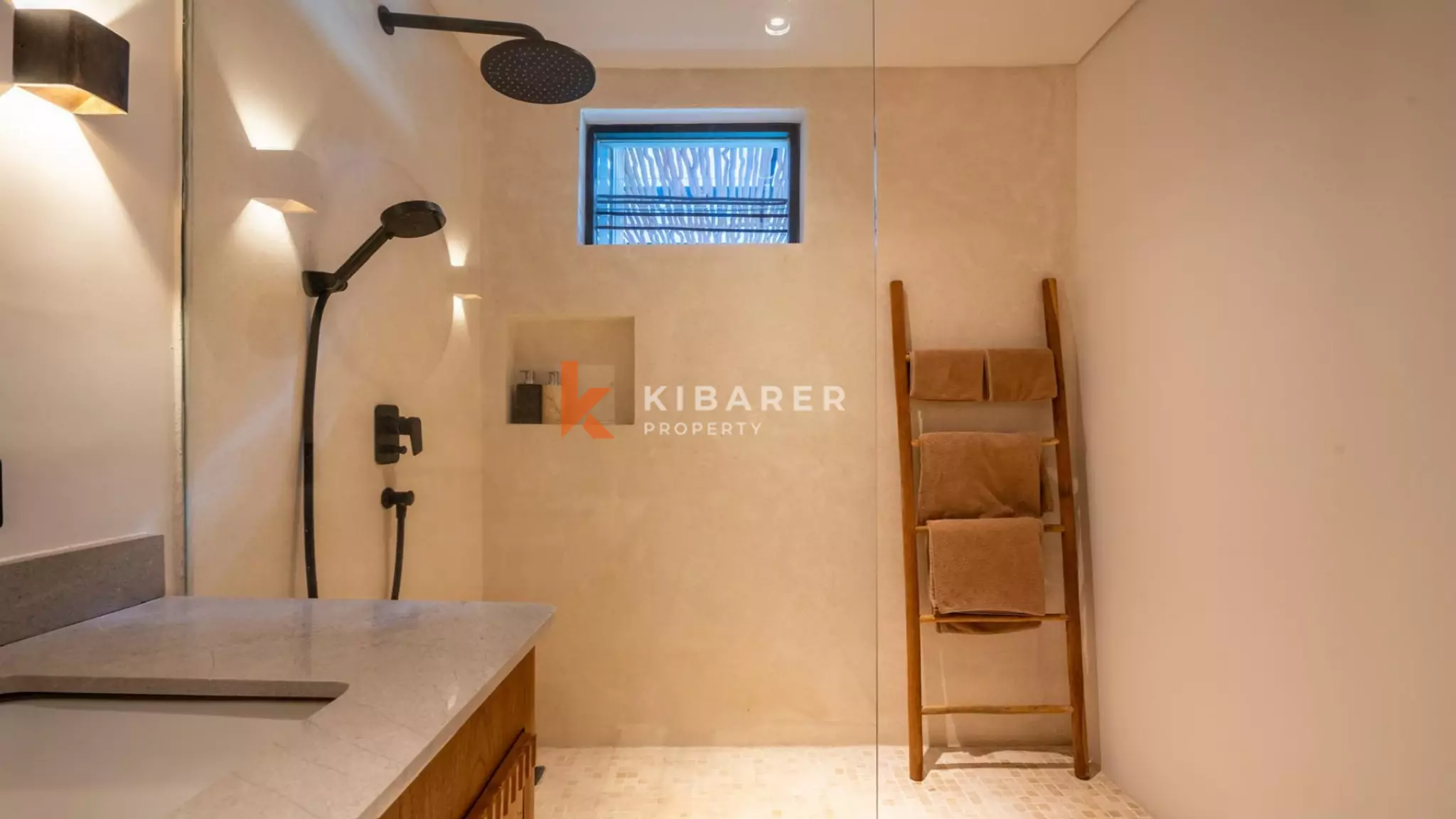 Villa élégante et sécurisée de trois chambres avec toit-terrasse à Berawa