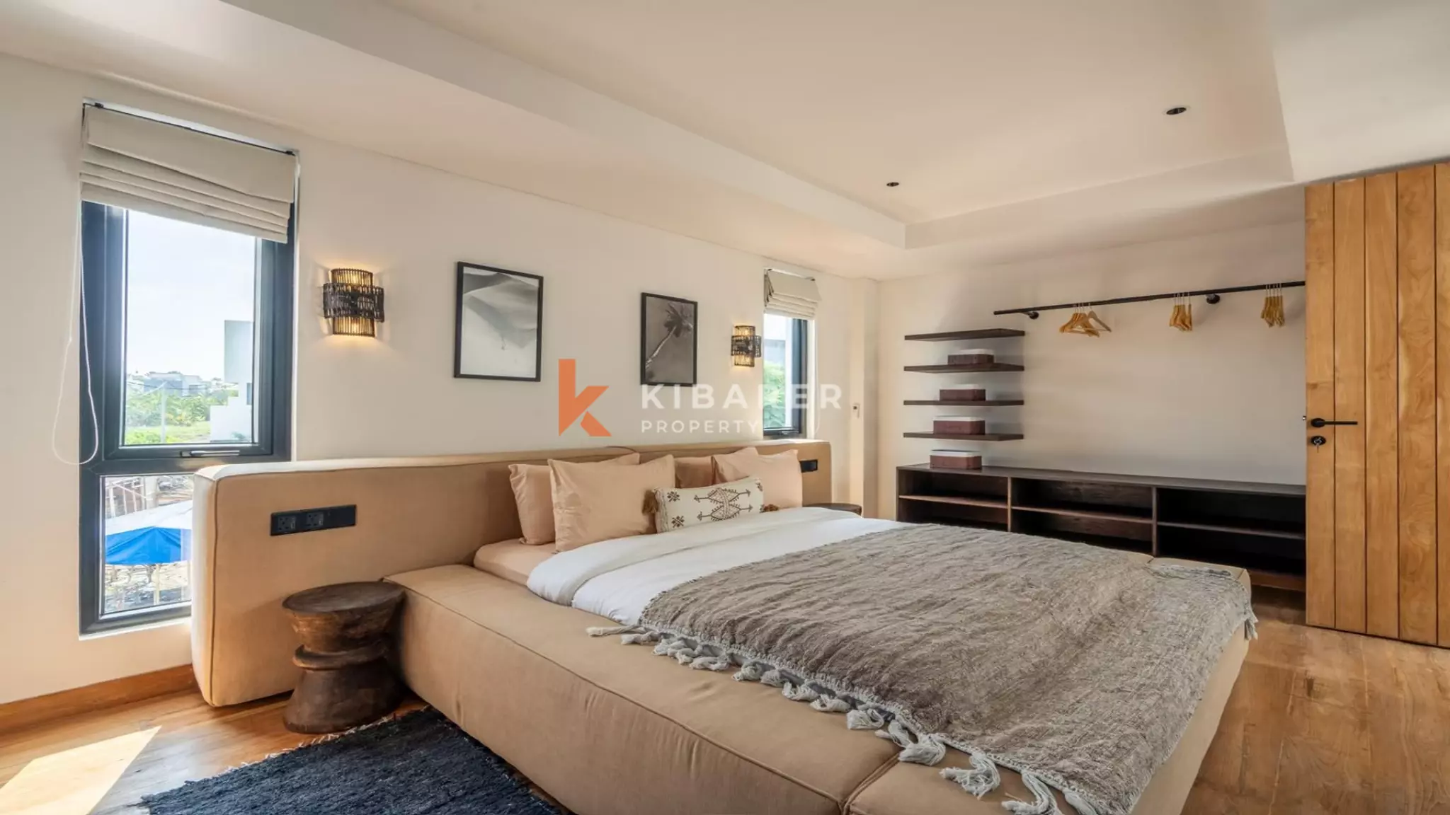 Villa élégante et sécurisée de trois chambres avec toit-terrasse à Berawa