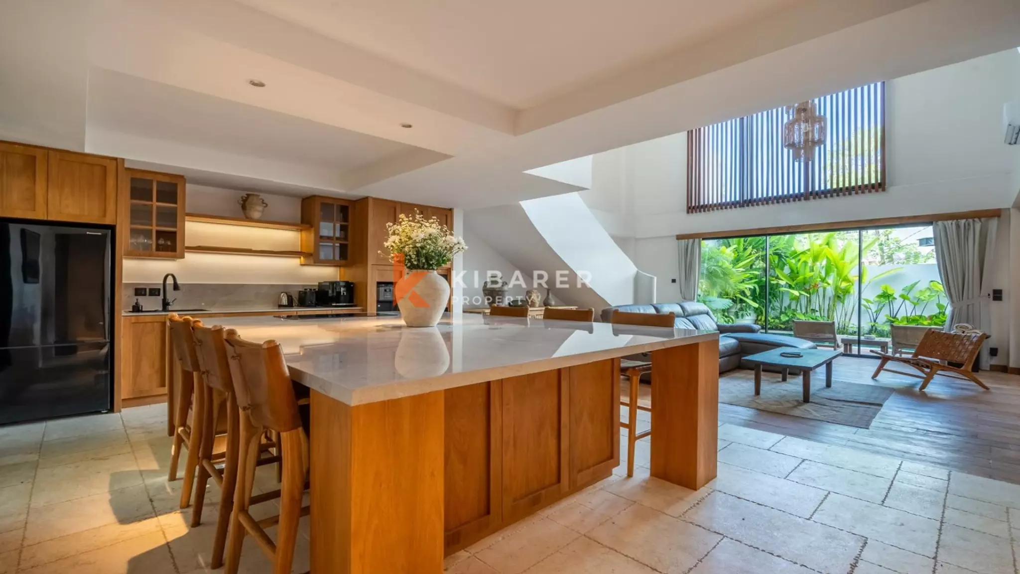 Villa élégante et sécurisée de trois chambres avec toit-terrasse à Berawa