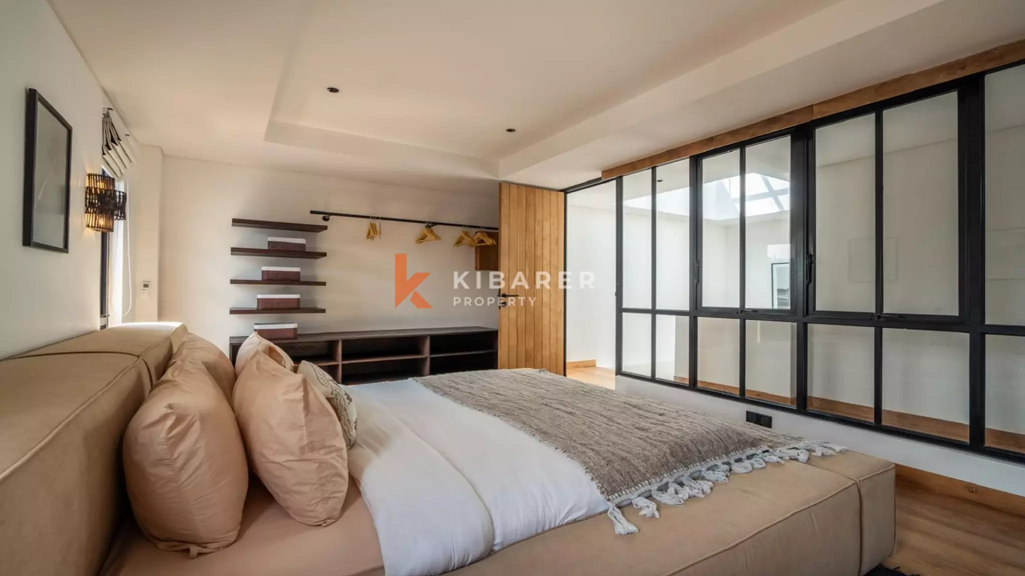 Villa élégante et sécurisée de trois chambres avec toit-terrasse à Berawa