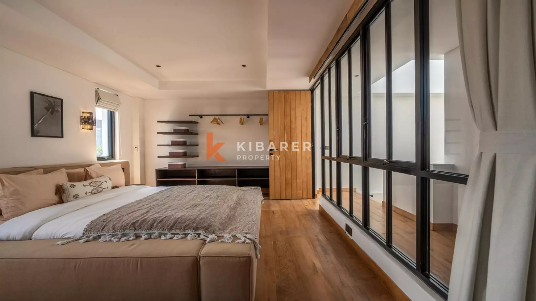 Villa élégante et sécurisée de trois chambres avec toit-terrasse à Berawa