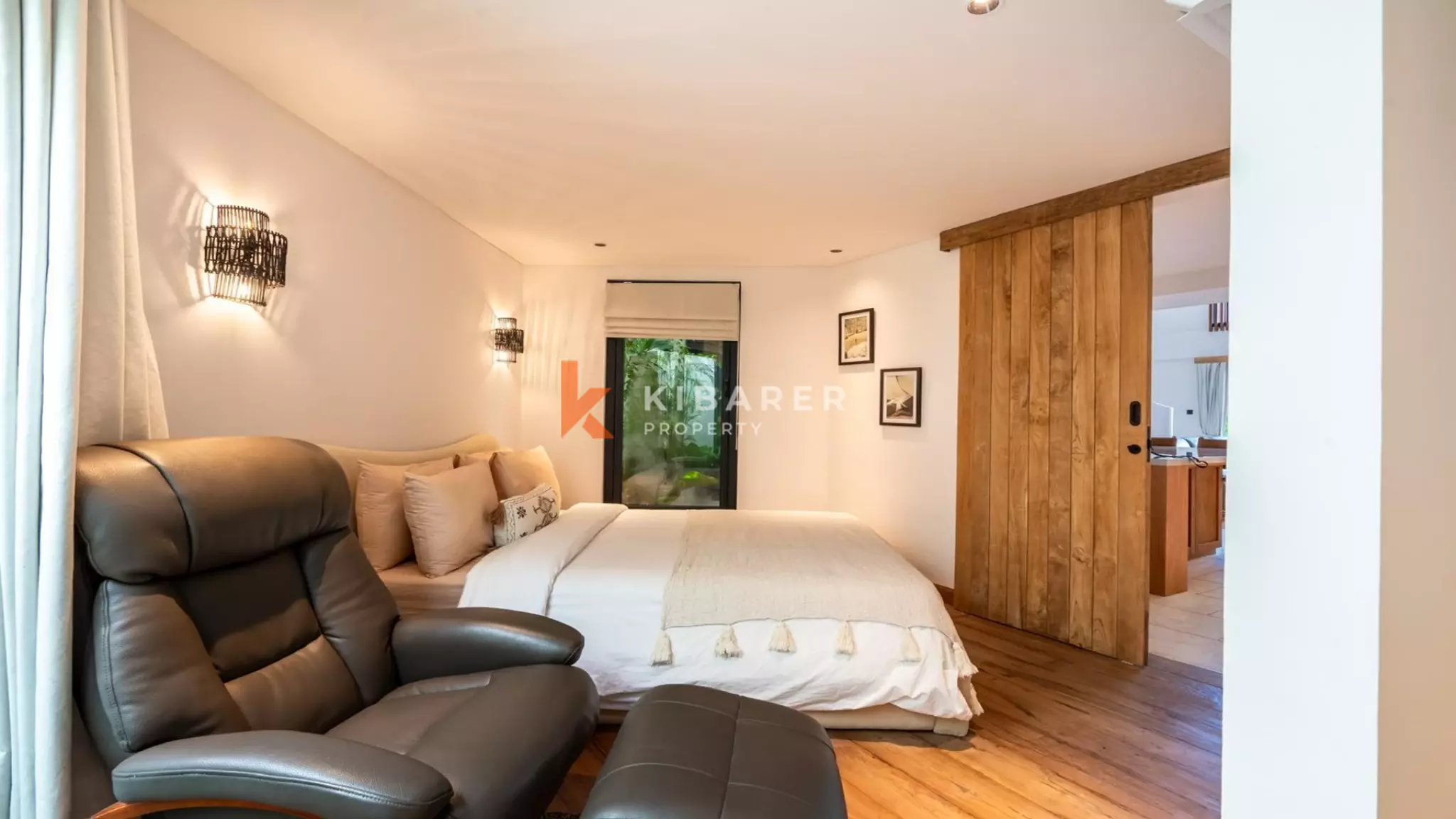 Villa élégante et sécurisée de trois chambres avec toit-terrasse à Berawa