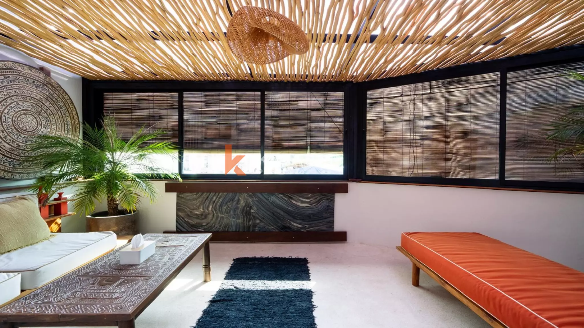 Villa élégante et sécurisée de trois chambres avec toit-terrasse à Berawa