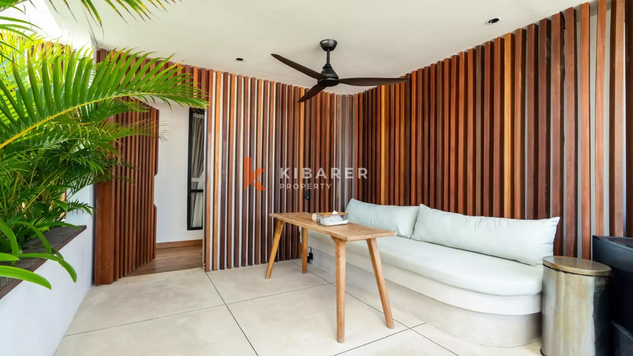 Villa élégante et sécurisée de trois chambres avec toit-terrasse à Berawa