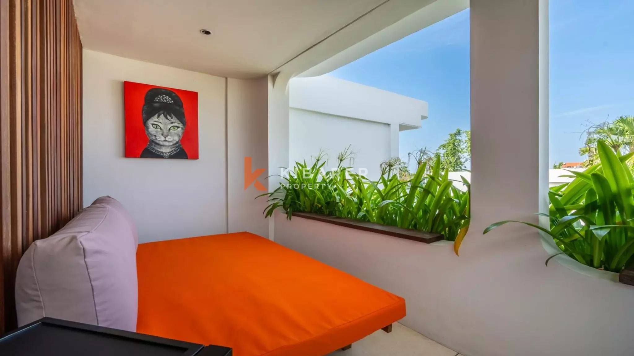 Villa élégante et sécurisée de trois chambres avec toit-terrasse à Berawa