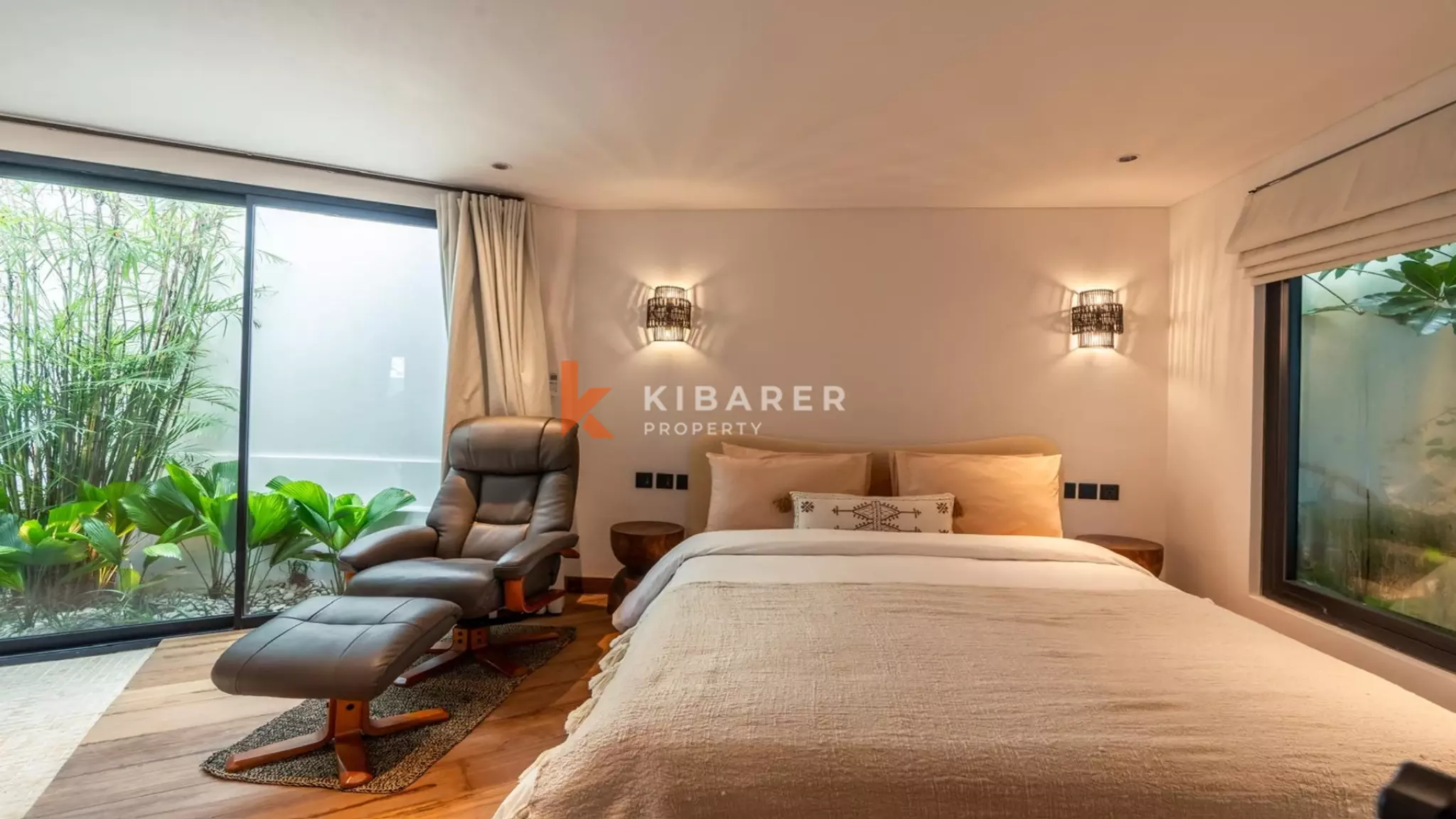 Villa élégante et sécurisée de trois chambres avec toit-terrasse à Berawa