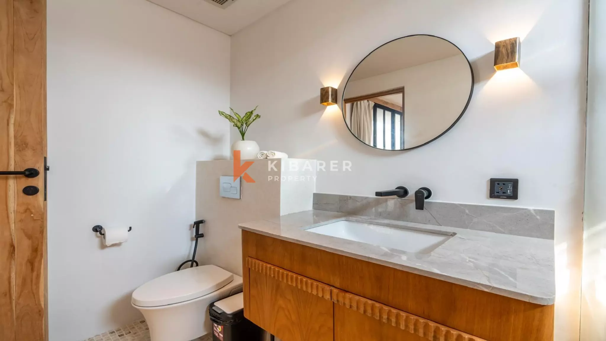 Villa élégante et sécurisée de trois chambres avec toit-terrasse à Berawa