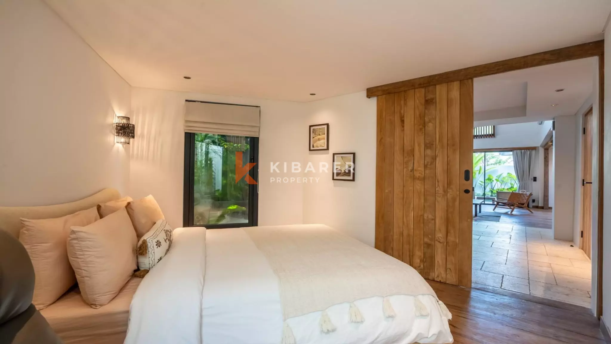 Villa élégante et sécurisée de trois chambres avec toit-terrasse à Berawa