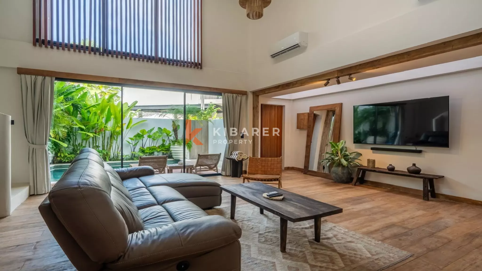 Villa élégante et sécurisée de trois chambres avec toit-terrasse à Berawa