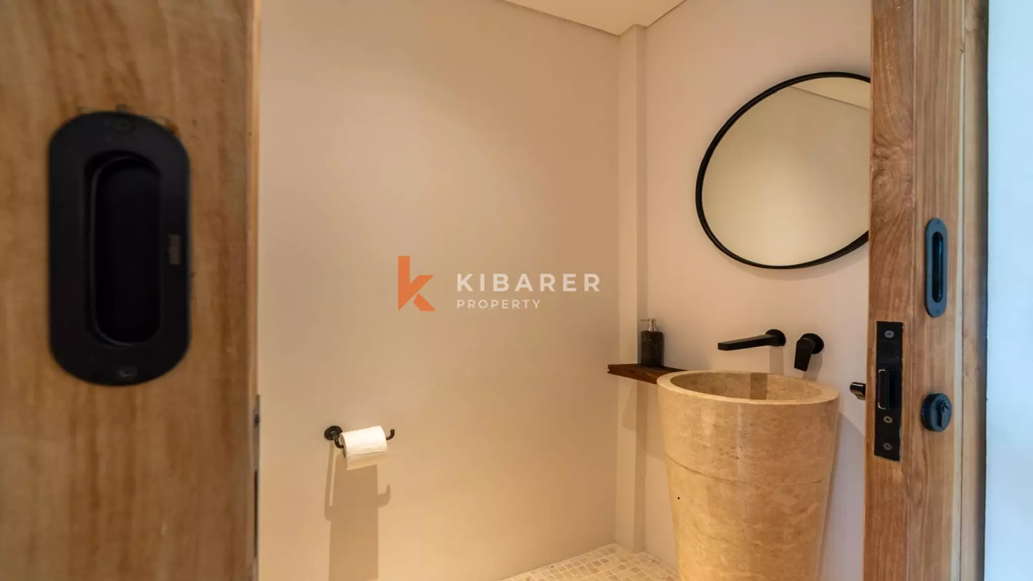 Villa élégante et sécurisée de trois chambres avec toit-terrasse à Berawa