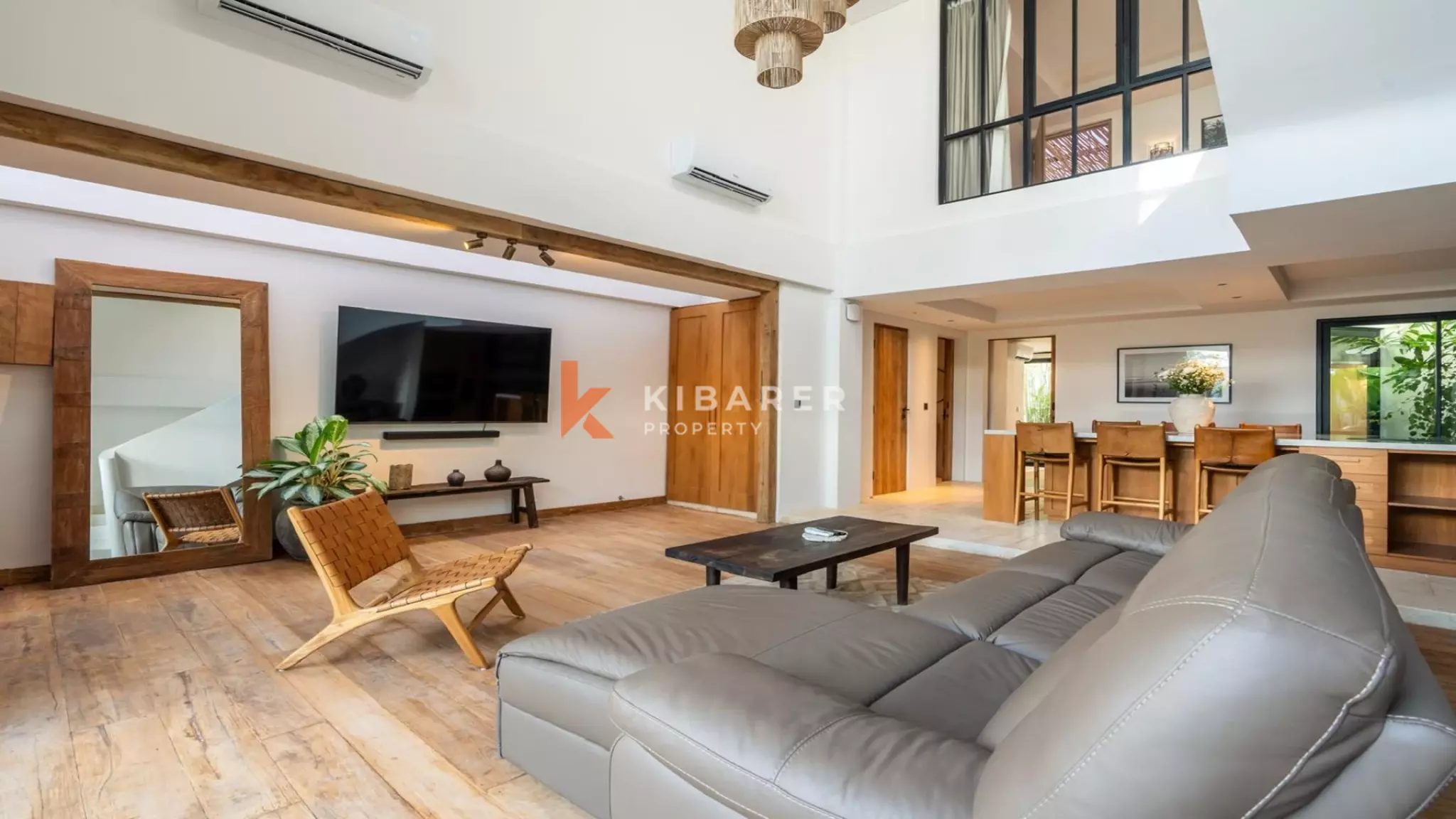 Villa élégante et sécurisée de trois chambres avec toit-terrasse à Berawa