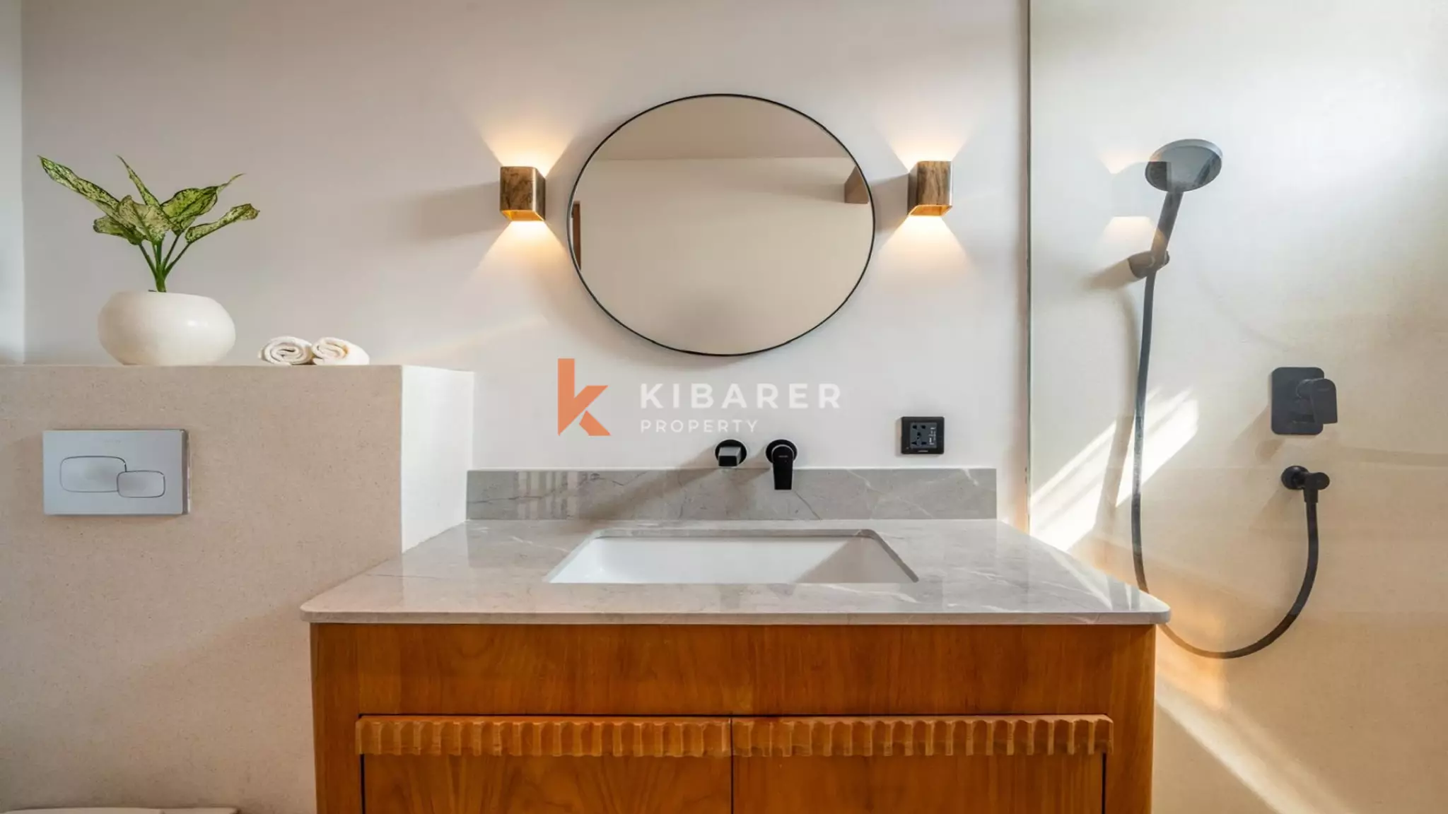 Villa élégante et sécurisée de trois chambres avec toit-terrasse à Berawa