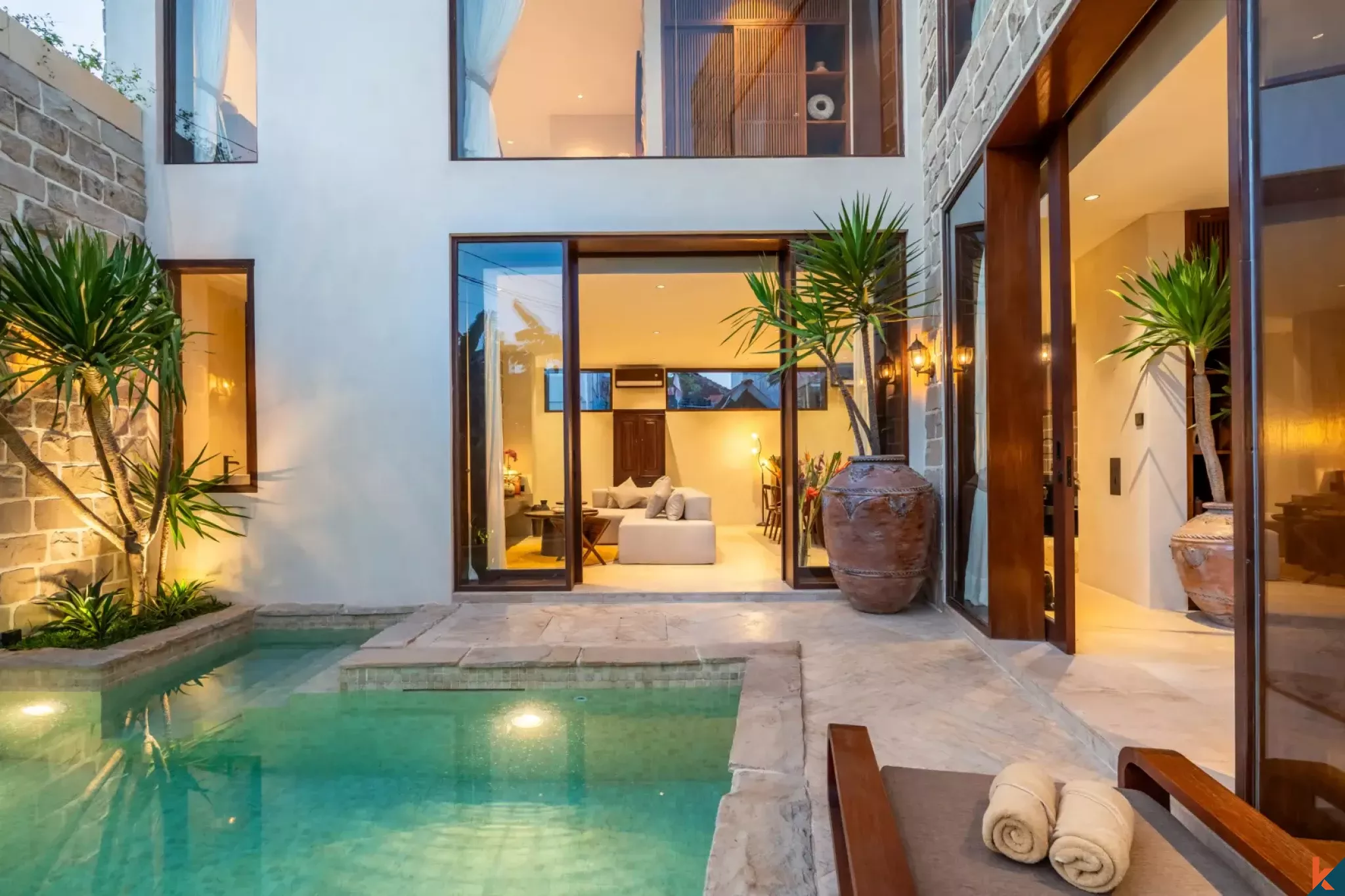 Villa neuve de quatre chambres à coucher sur plusieurs niveaux à vendre à Berawa