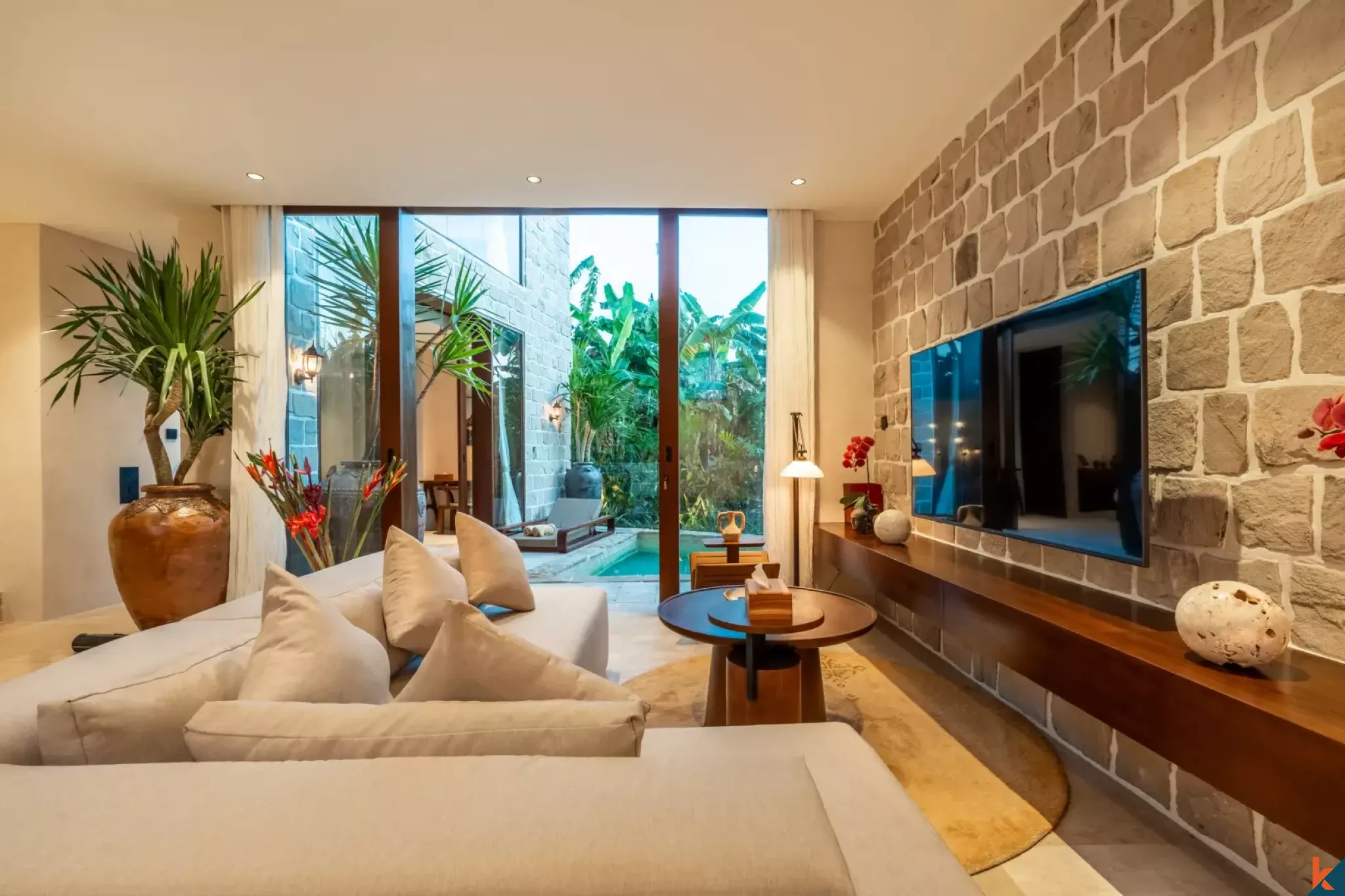 Villa neuve de quatre chambres à coucher sur plusieurs niveaux à vendre à Berawa