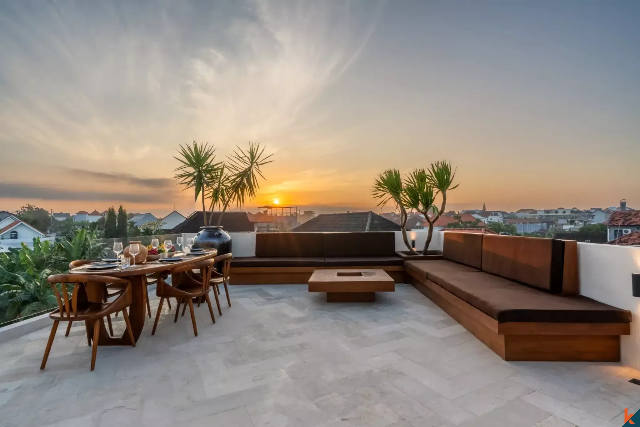 Villa neuve de quatre chambres à coucher sur plusieurs niveaux à vendre à Berawa