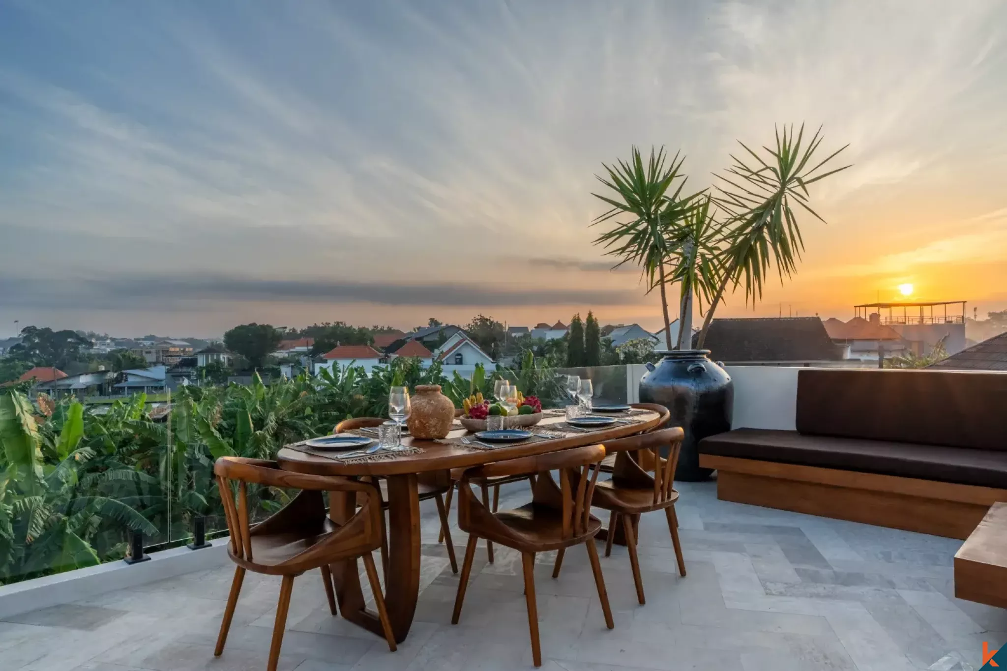 Villa neuve de quatre chambres à coucher sur plusieurs niveaux à vendre à Berawa