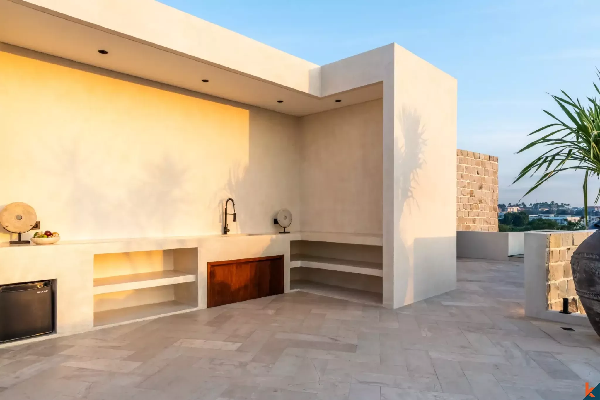 Villa neuve de quatre chambres à coucher sur plusieurs niveaux à vendre à Berawa