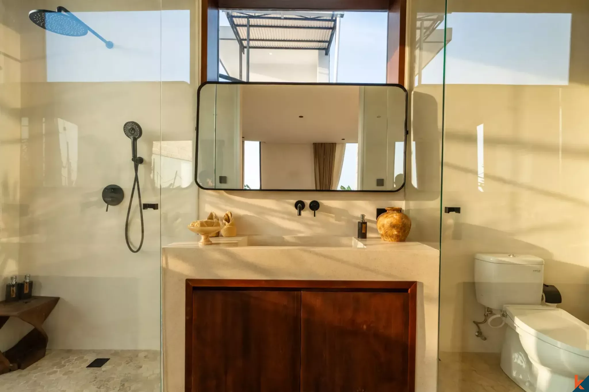 Villa neuve de quatre chambres à coucher sur plusieurs niveaux à vendre à Berawa