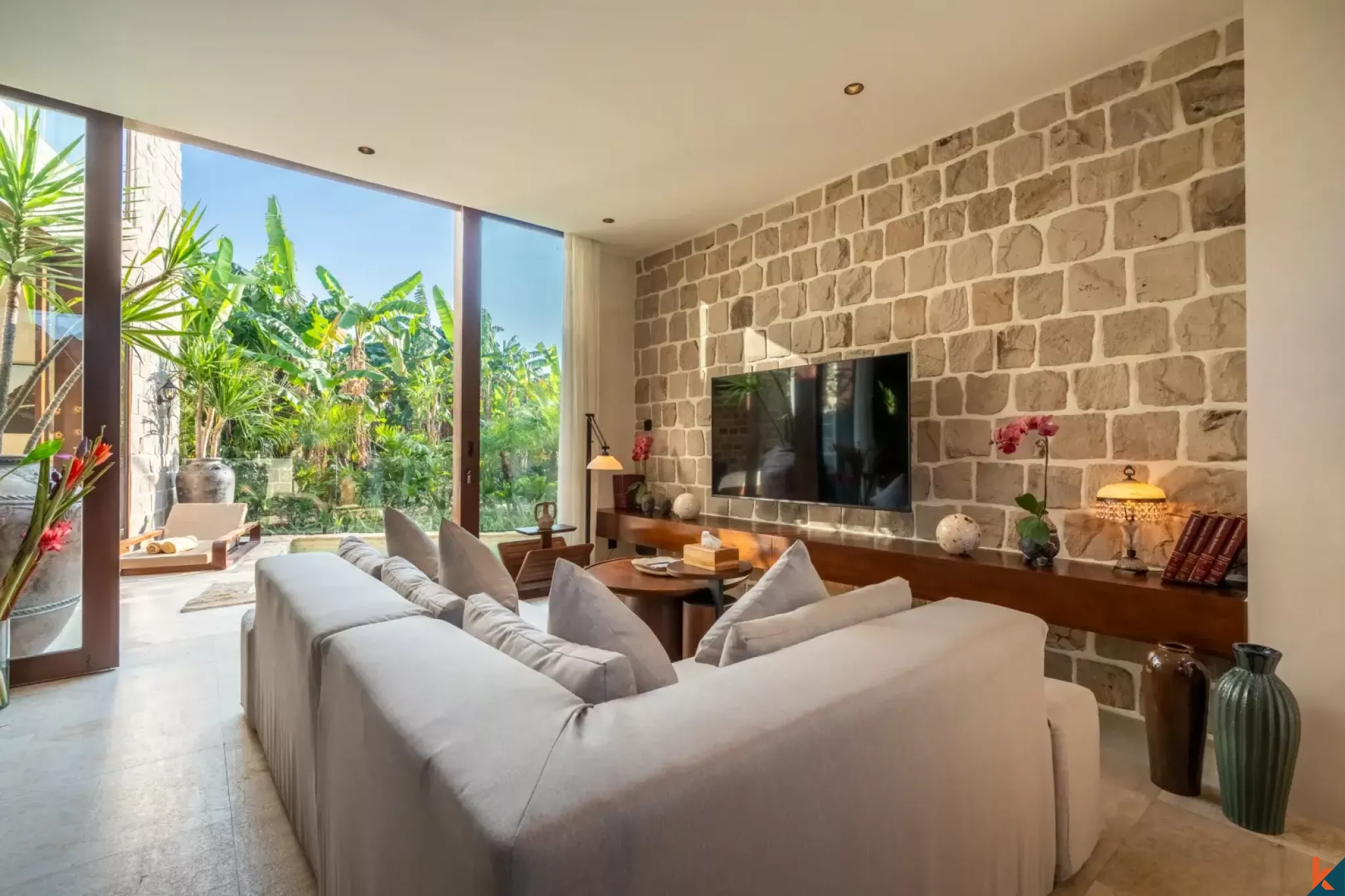 Villa neuve de quatre chambres à coucher sur plusieurs niveaux à vendre à Berawa