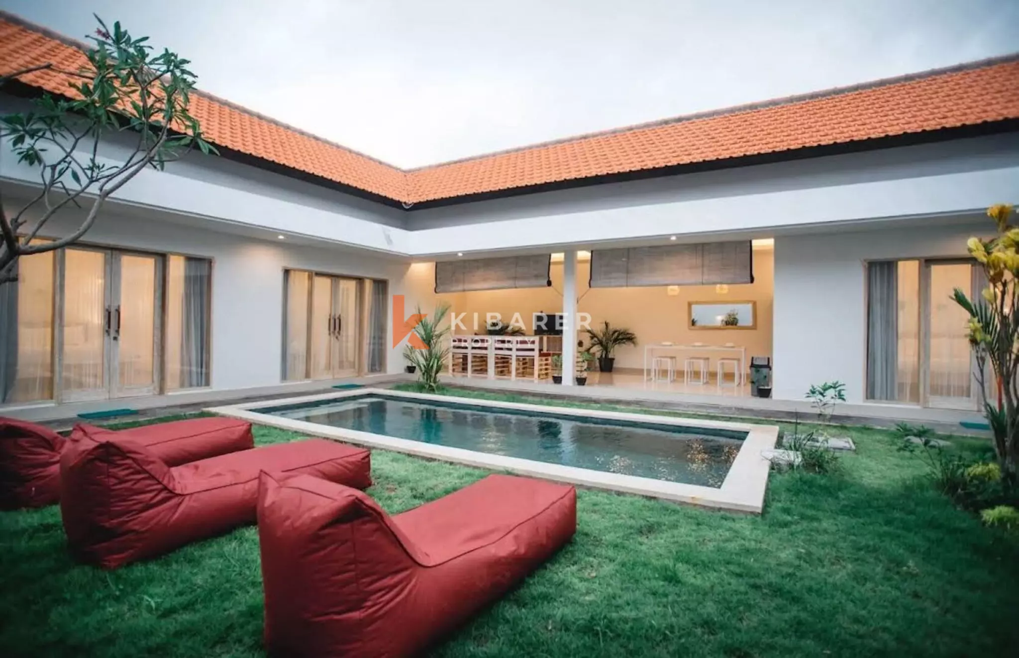 Villa Tiga Kamar Tidur Tanpa Perabot untuk Disewakan di Seminyak