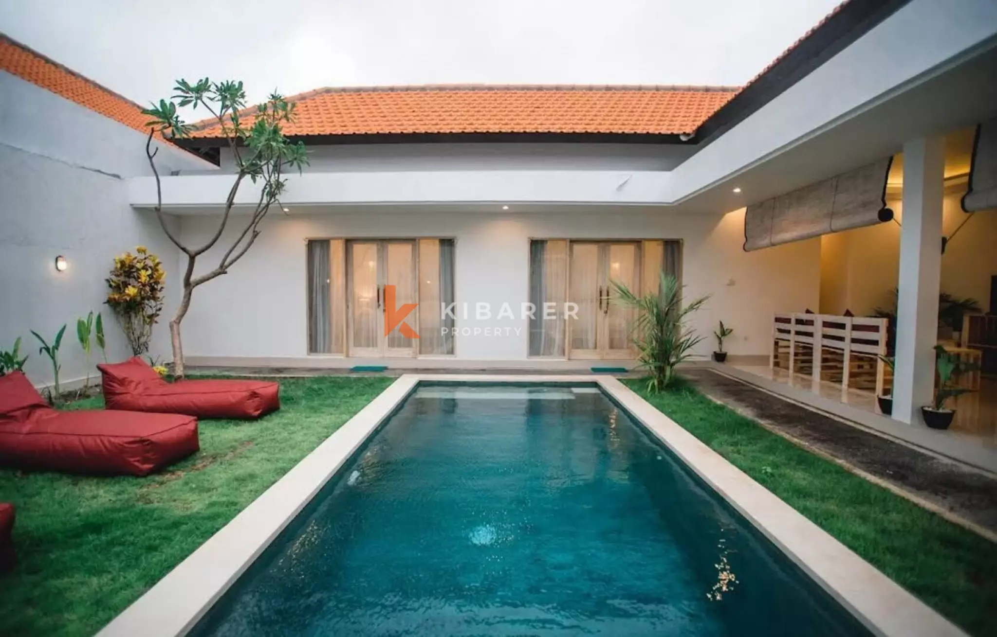 Villa Tiga Kamar Tidur Tanpa Perabot untuk Disewakan di Seminyak