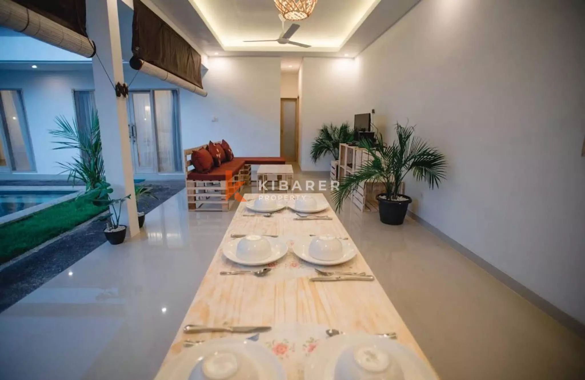 Villa Tiga Kamar Tidur Tanpa Perabot untuk Disewakan di Seminyak