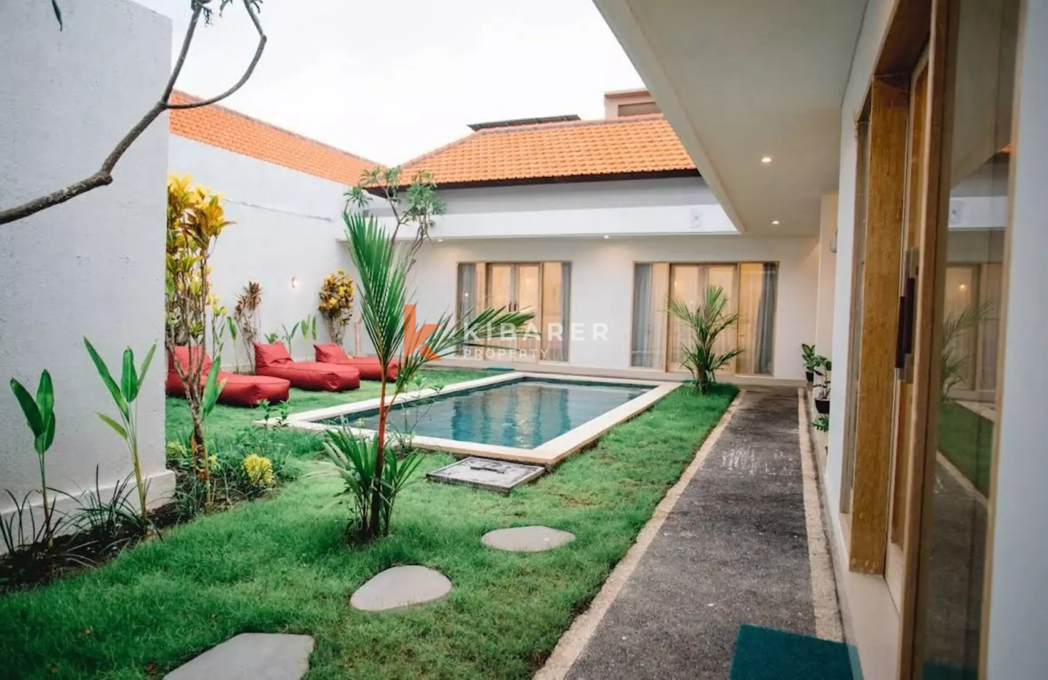 Villa Tiga Kamar Tidur Tanpa Perabot untuk Disewakan di Seminyak