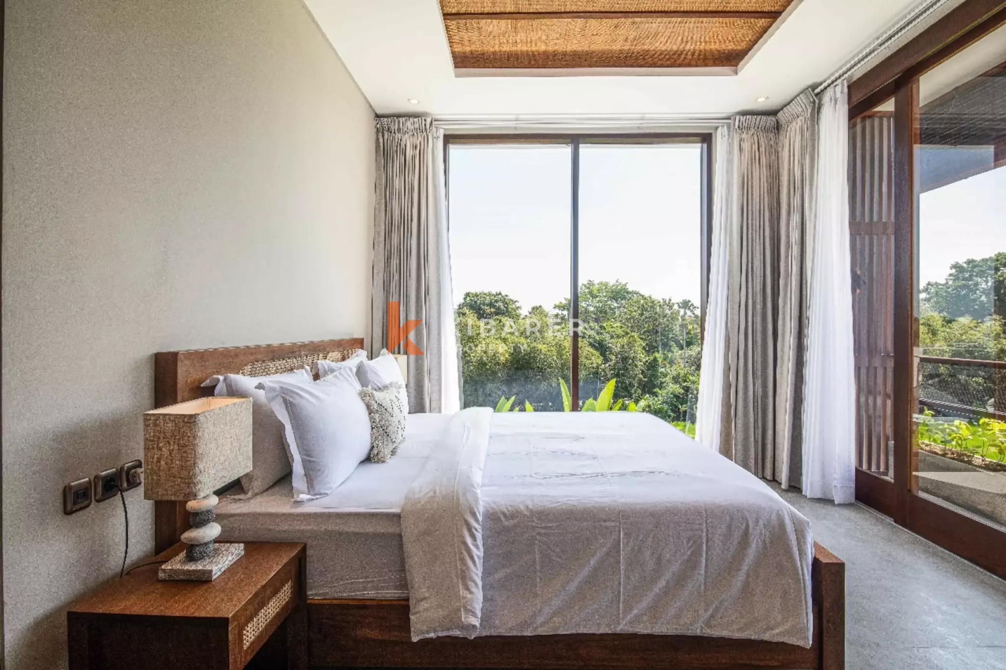 Rasakan Kehidupan di Pererenan dengan Vila Modern Lima Kamar Tidur dan Ketenangan Sawah