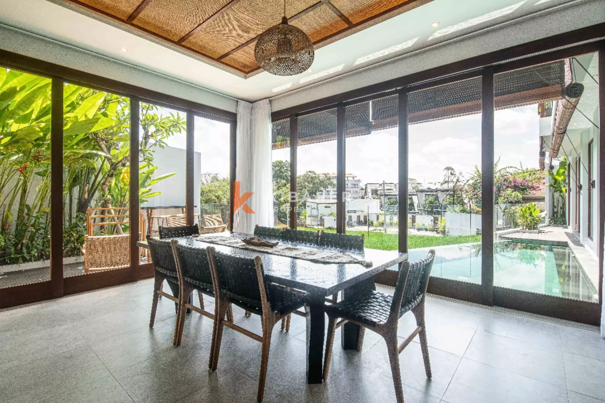 Rasakan Kehidupan di Pererenan dengan Vila Modern Lima Kamar Tidur dan Ketenangan Sawah