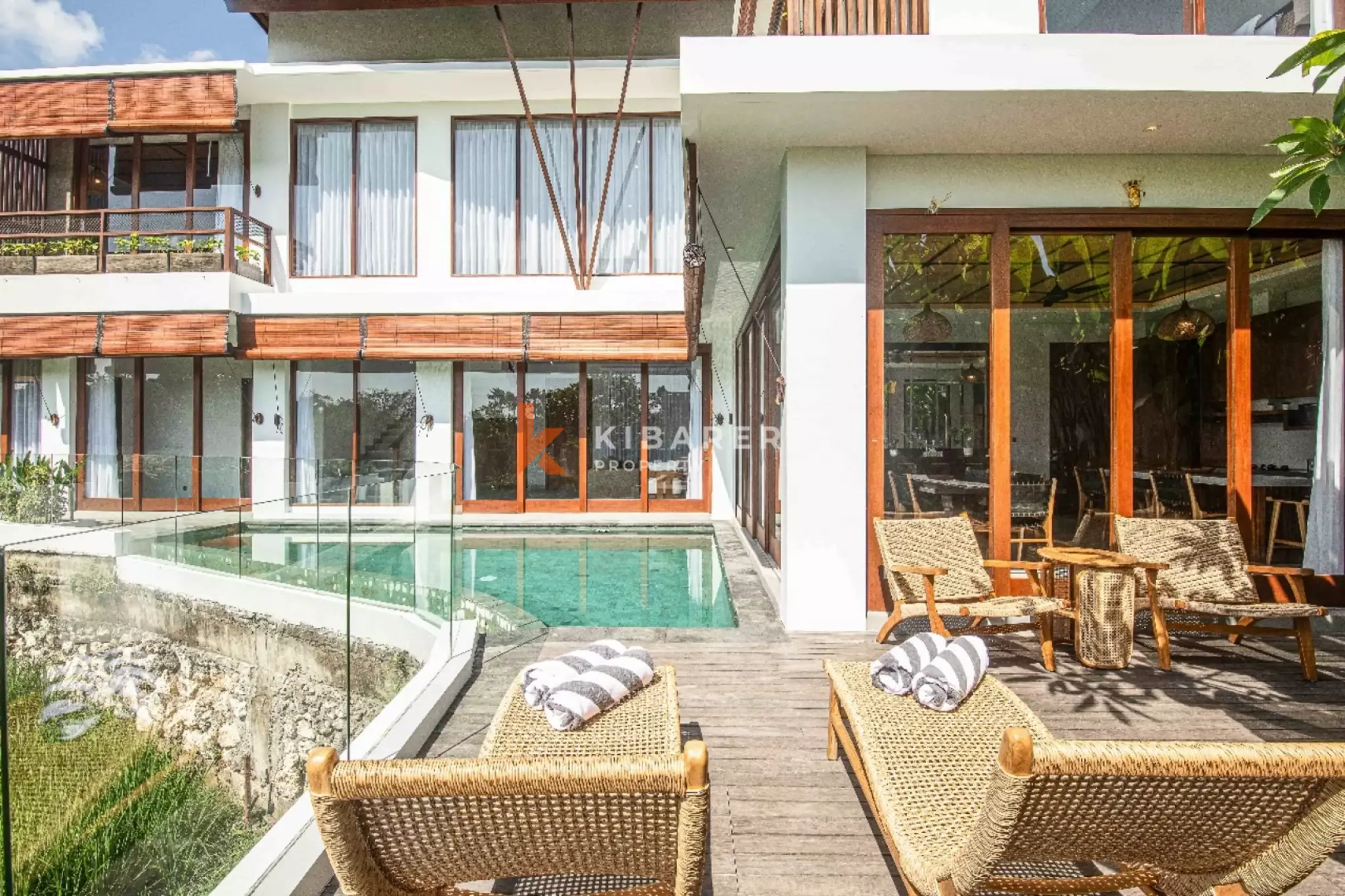 Rasakan Kehidupan di Pererenan dengan Vila Modern Lima Kamar Tidur dan Ketenangan Sawah