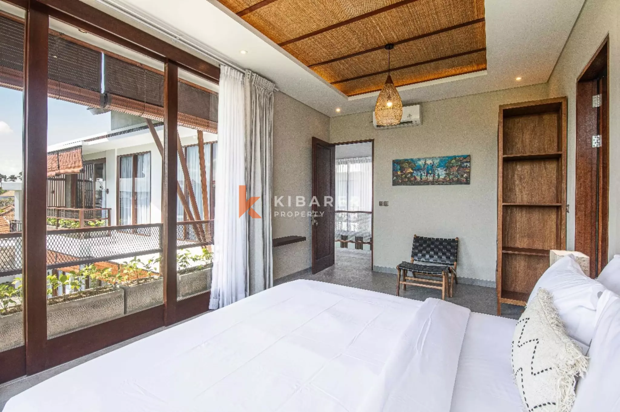 Rasakan Kehidupan di Pererenan dengan Vila Modern Lima Kamar Tidur dan Ketenangan Sawah