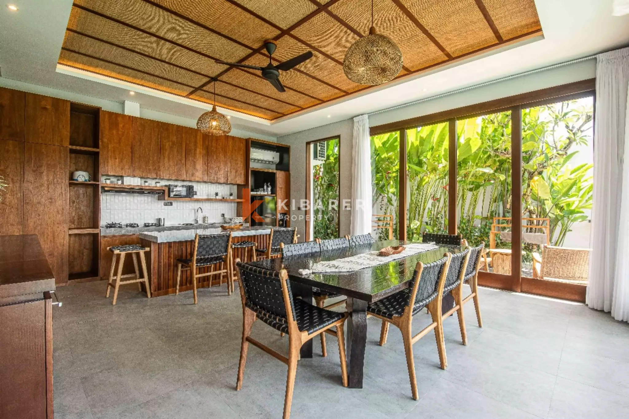 Rasakan Kehidupan di Pererenan dengan Vila Modern Lima Kamar Tidur dan Ketenangan Sawah