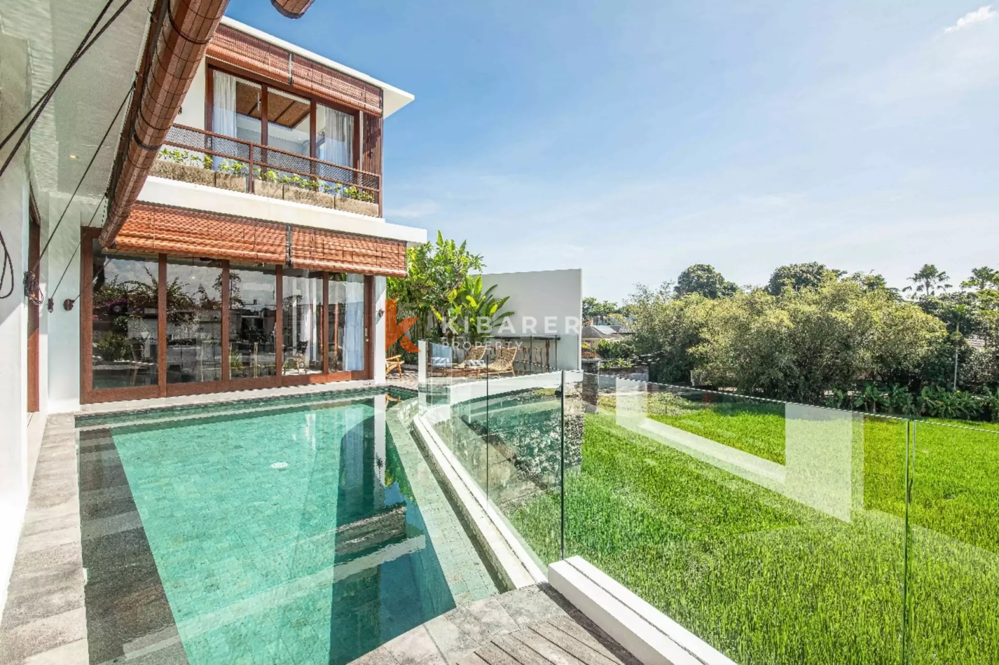 Rasakan Kehidupan di Pererenan dengan Vila Modern Lima Kamar Tidur dan Ketenangan Sawah