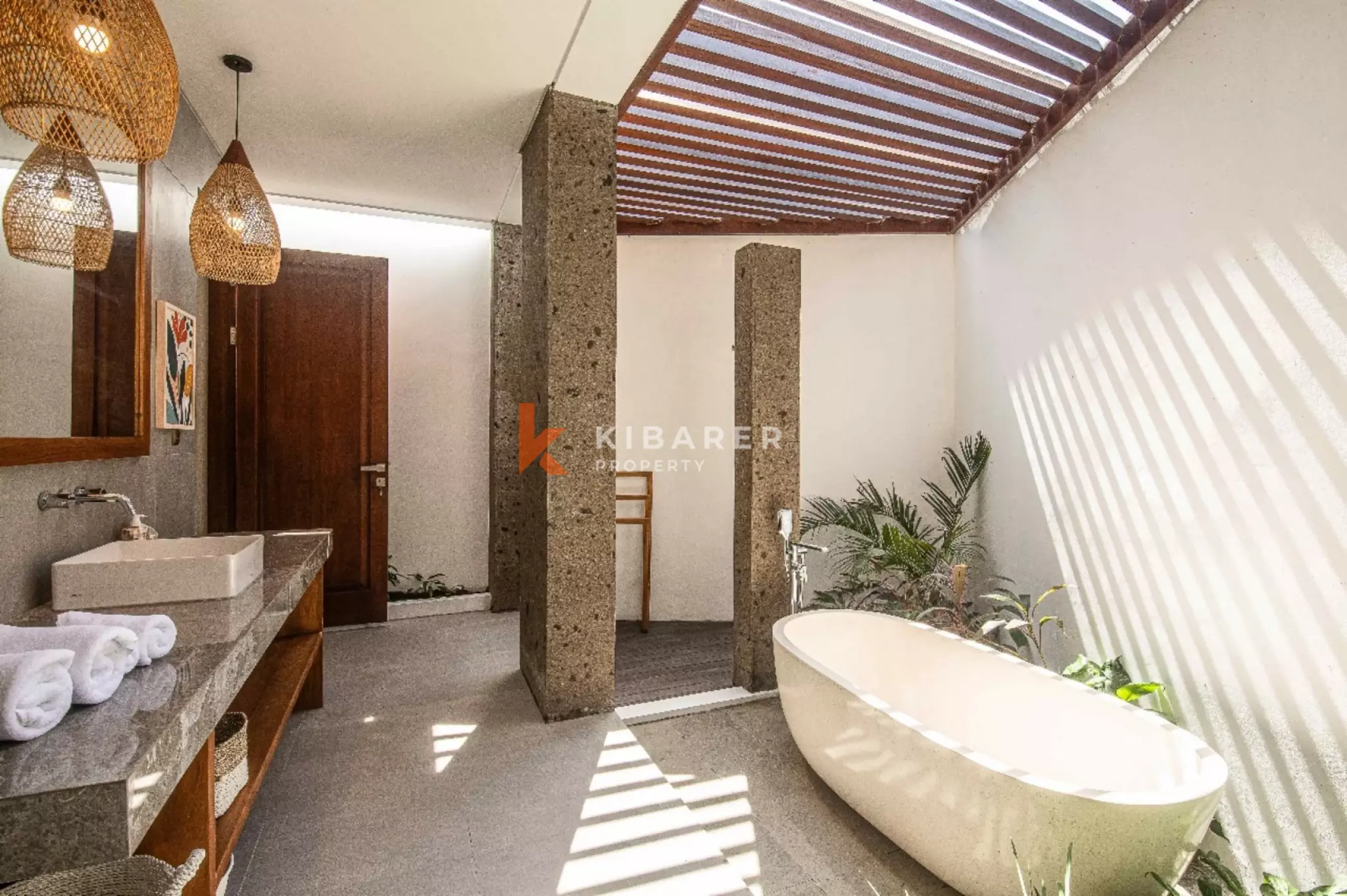 Rasakan Kehidupan di Pererenan dengan Vila Modern Lima Kamar Tidur dan Ketenangan Sawah