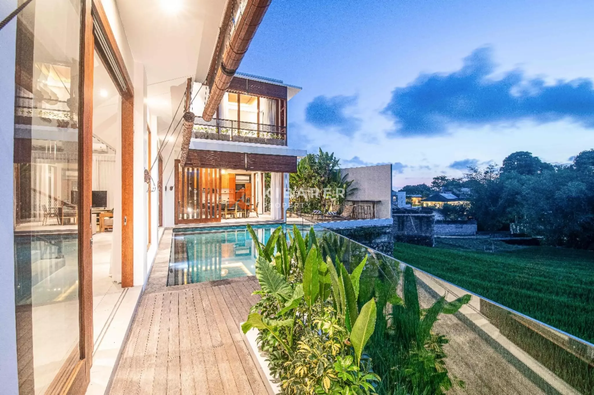 Rasakan Kehidupan di Pererenan dengan Vila Modern Lima Kamar Tidur dan Ketenangan Sawah