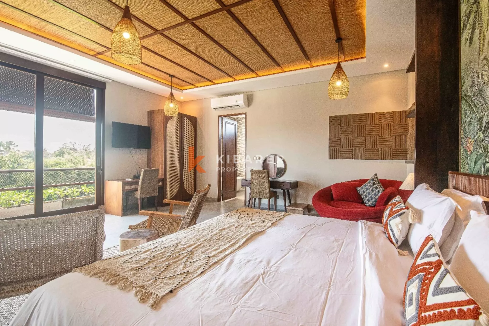 Rasakan Kehidupan di Pererenan dengan Vila Modern Lima Kamar Tidur dan Ketenangan Sawah