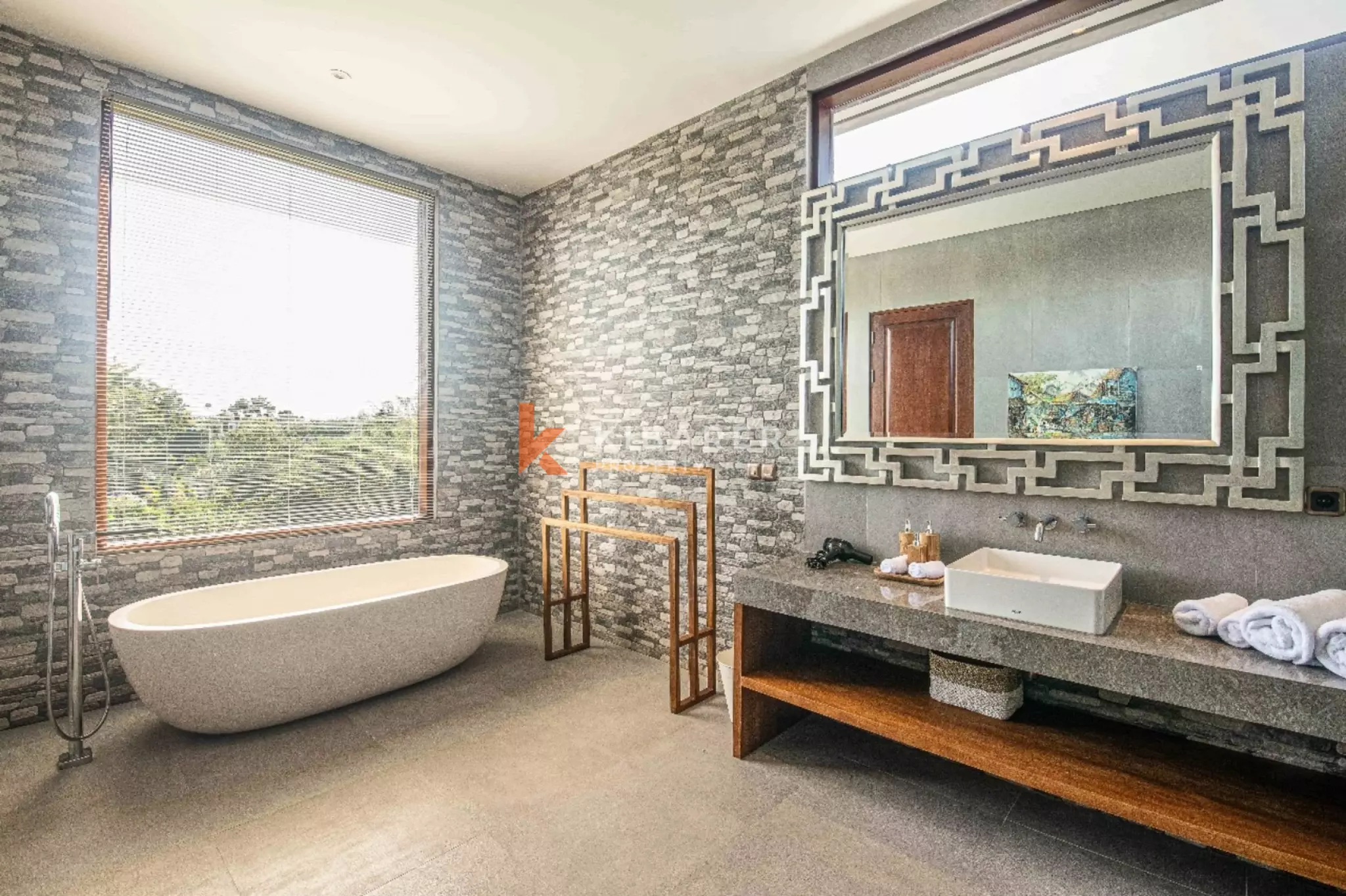 Rasakan Kehidupan di Pererenan dengan Vila Modern Lima Kamar Tidur dan Ketenangan Sawah