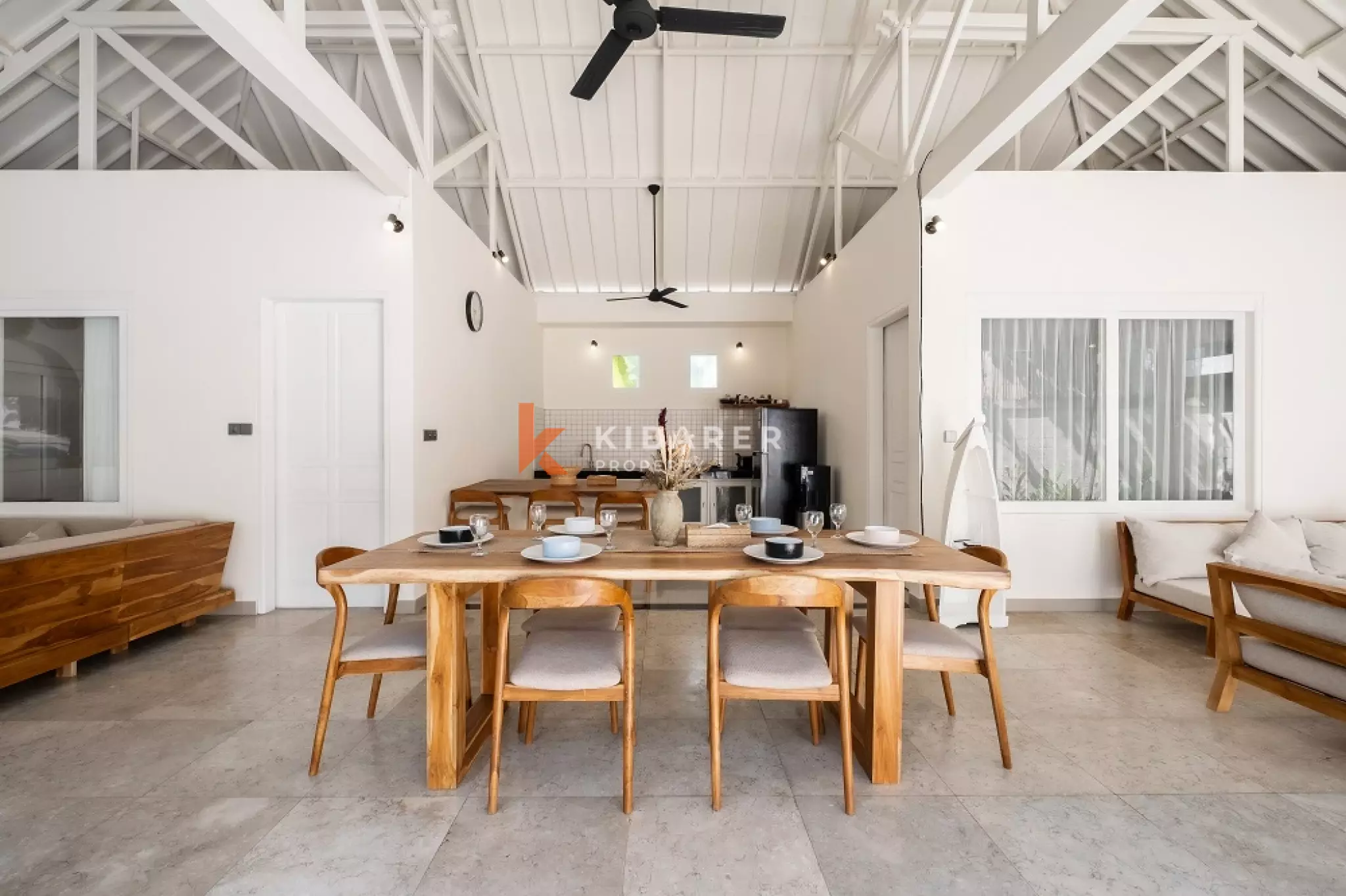 Vila Kontemporer Tiga Kamar Tidur dengan Ruang Tamu Terbuka di Area Seminyak