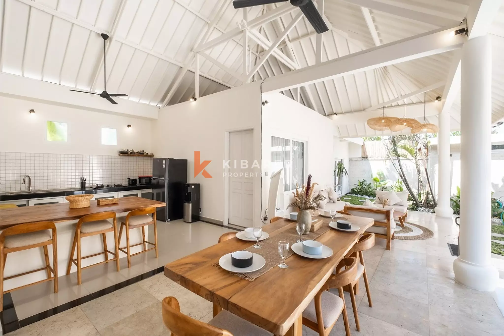 Vila Kontemporer Tiga Kamar Tidur dengan Ruang Tamu Terbuka di Area Seminyak