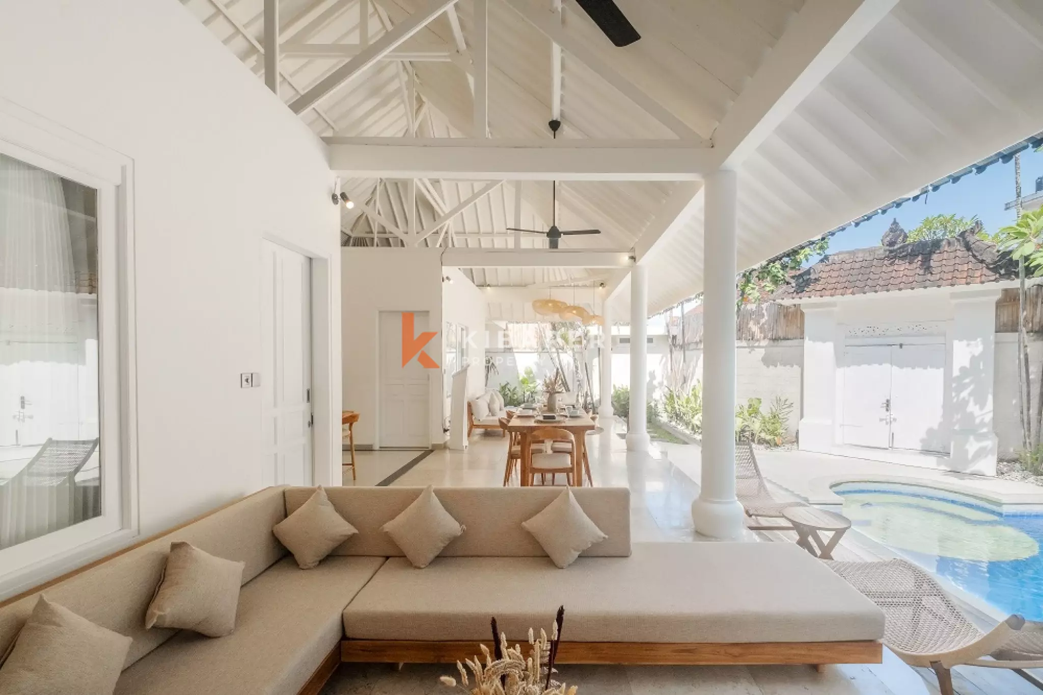 Vila Kontemporer Tiga Kamar Tidur dengan Ruang Tamu Terbuka di Area Seminyak